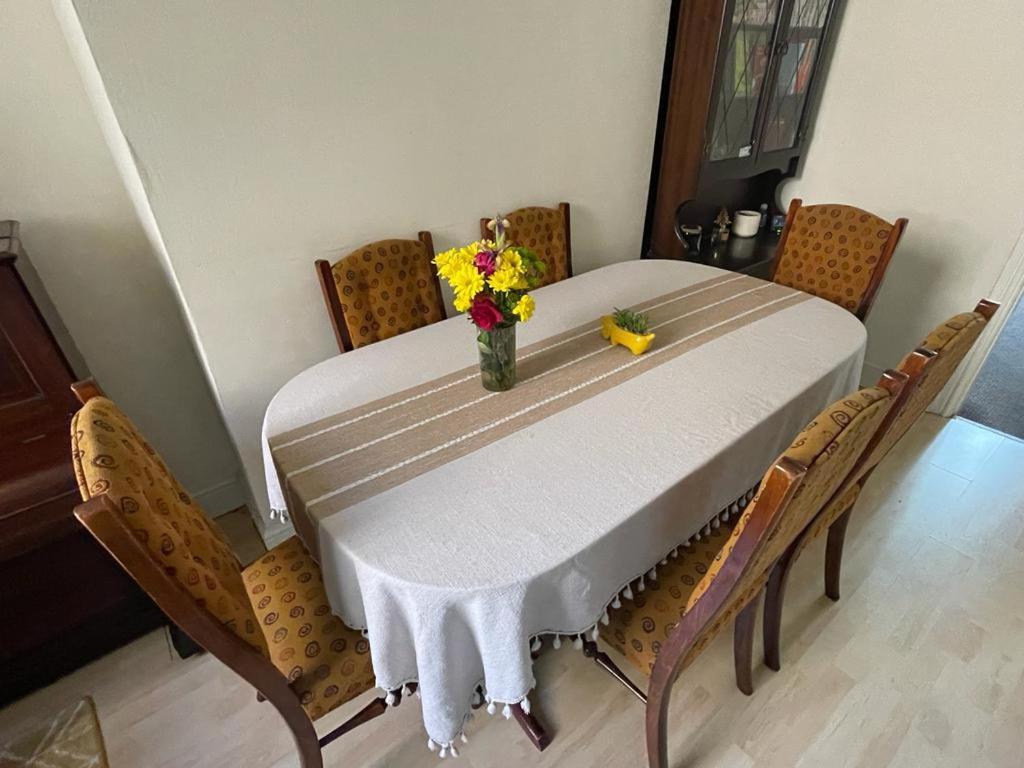 Room In Family Home Near Penny Lane 리버풀 외부 사진