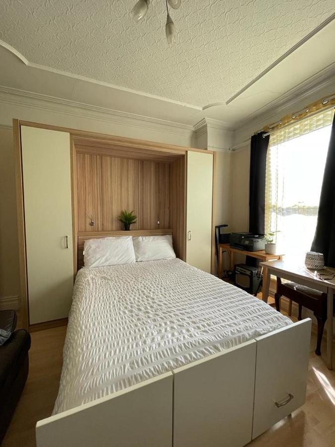 Room In Family Home Near Penny Lane 리버풀 외부 사진