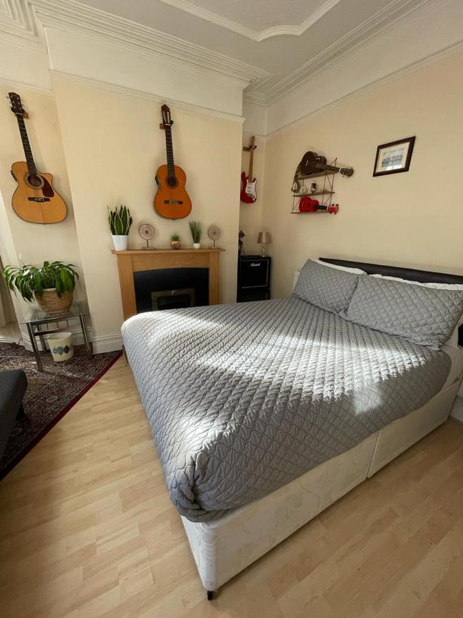 Room In Family Home Near Penny Lane 리버풀 외부 사진