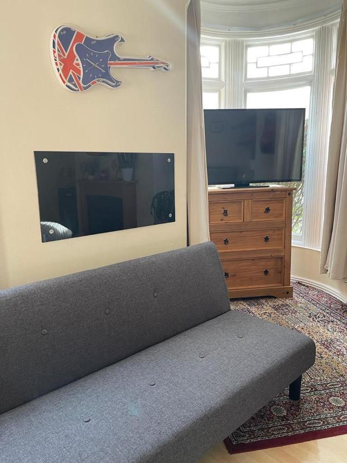 Room In Family Home Near Penny Lane 리버풀 외부 사진