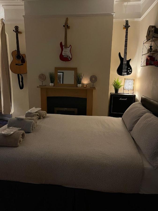 Room In Family Home Near Penny Lane 리버풀 외부 사진