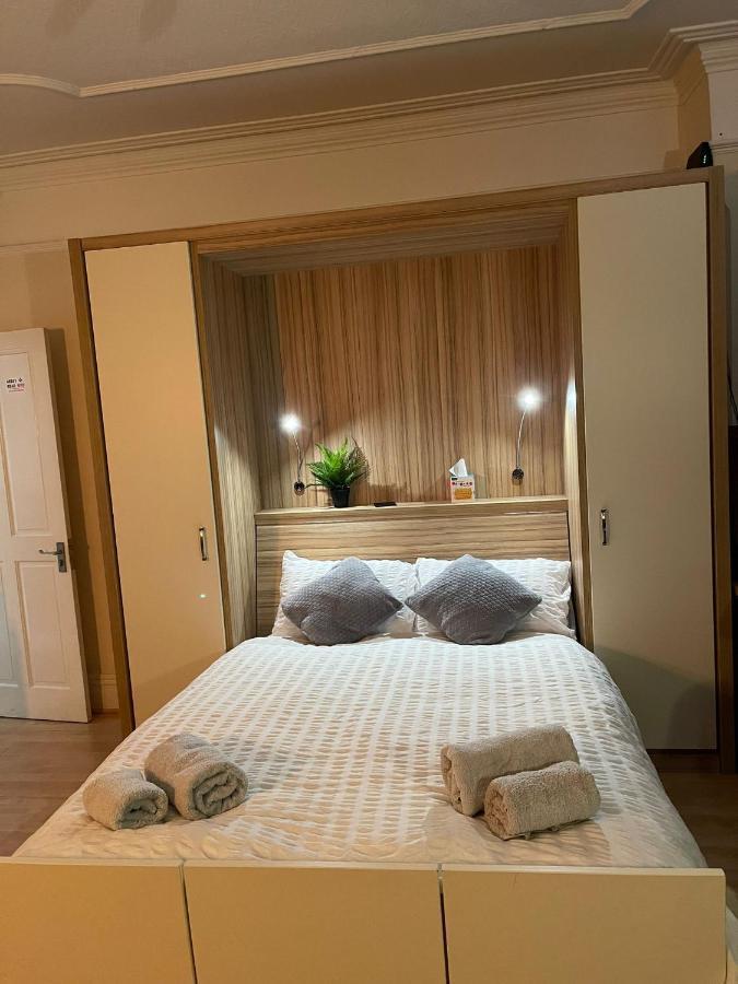 Room In Family Home Near Penny Lane 리버풀 외부 사진