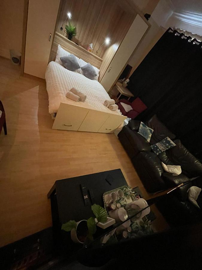 Room In Family Home Near Penny Lane 리버풀 외부 사진